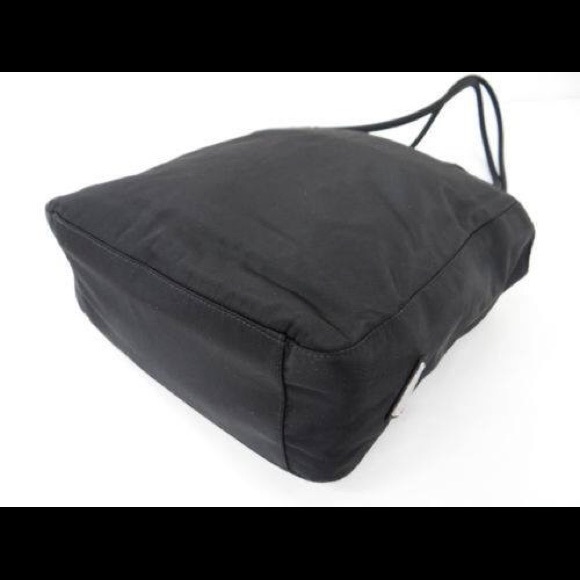 💢SOLD💢 PRADA Black Nylon handbag - Picture 3 of 5